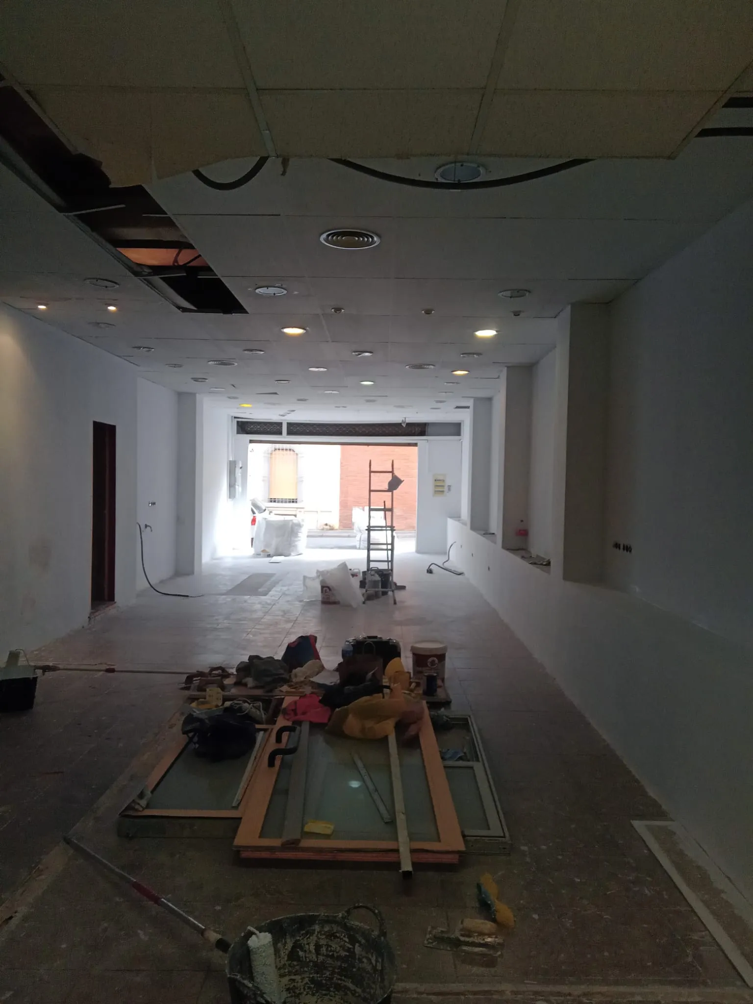 Proceso de adecuación de un local de 140 m² para aulas, imagen 25