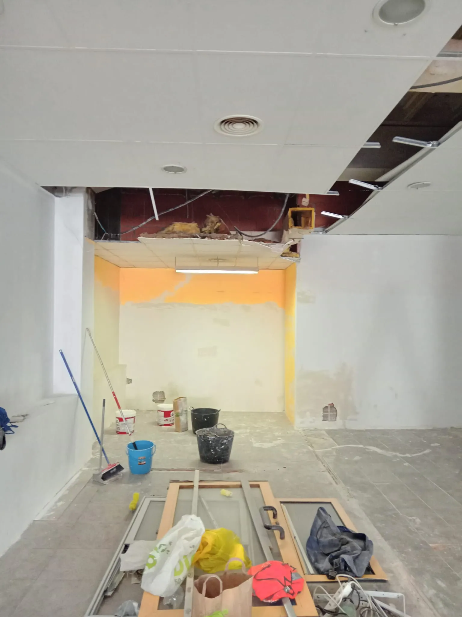 Proceso de adecuación de un local de 140 m² para aulas, imagen 27